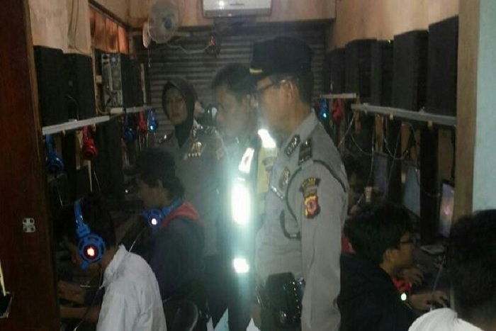 Polisi Amankan Pelajar Berseragam yang sedang Asyik Maen Game