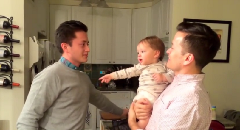 Video Anak Lucu Reaksi Lucu Bayi ketika Bertemu Kembaran Ayahnya