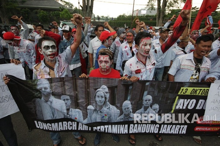 Ratusan Zombie Demo Jalan Kaki Bandung - Jakarta