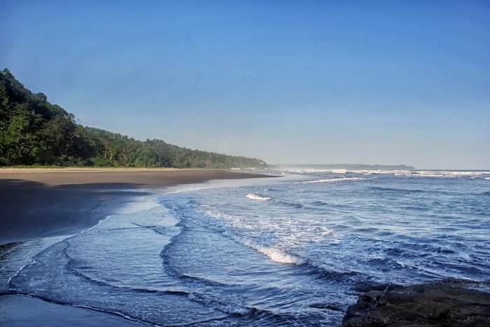 Pantai Karang Nini Menyajikan Pemandangan yang Tak Terlupakan