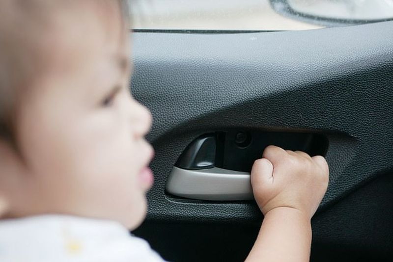 Anak Kecil Dilarang Duduk di Jok Depan Mobil, Ini Alasannya