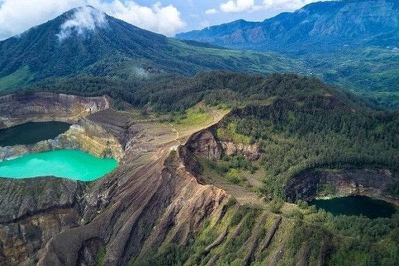 Danau Kelimutu: Keindahan Alami dan Tanda Bahaya Erupsi