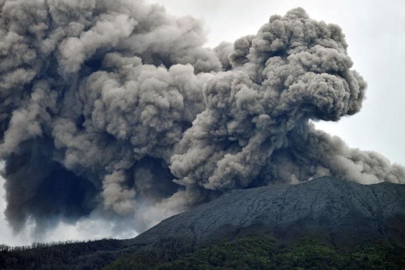 Gunung Marapi Erupsi: Tinggi Kolom Abu 1 Km, Warga Diminta Waspada