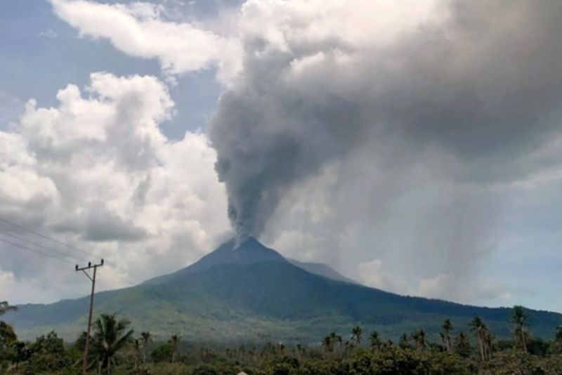 Gunung Lewotobi Laki-laki Erupsi, Semburkan Abu Vulkanik 800 Meter