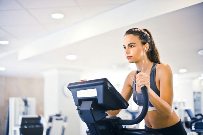 "Kekuatan dan Kesehatan: Manfaat Gym untuk Wanita yang Aktif dan Sehat"