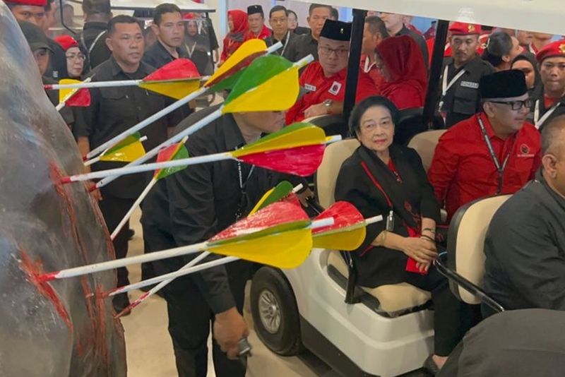 Momen Megawati Saksikan Patung 'Banteng Dipanah' Di Arena Rakernas V PDIP