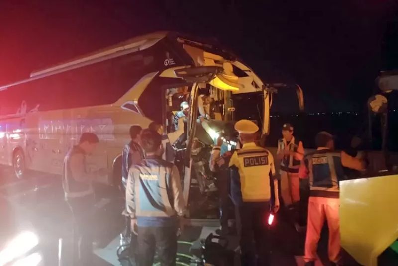 Bus Rombongan SMP Asal Malang Tabrak Truk di Tol Jombang-Mojokerto