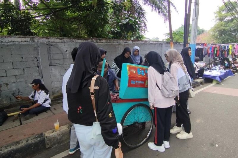 Cuaca Panas di CFD Jakarta Memuaskan Penjual Es