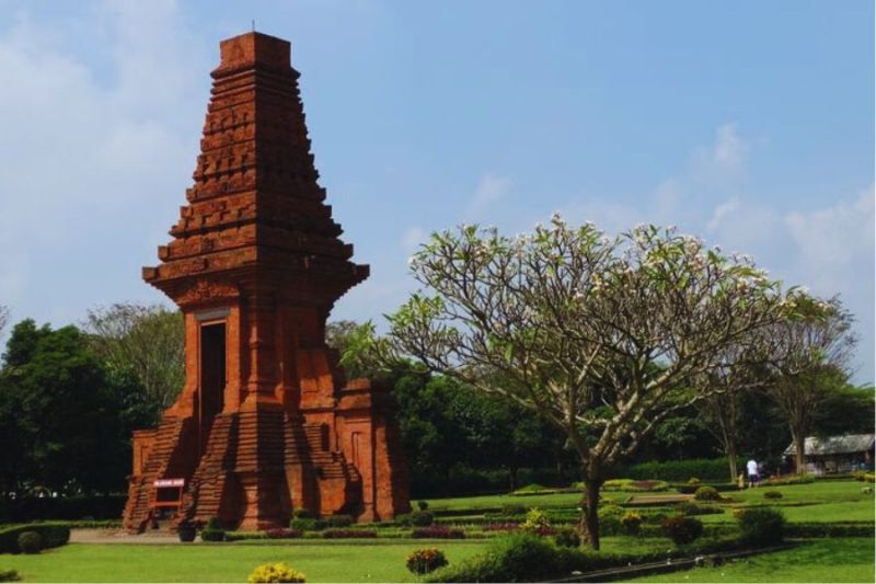 Candi Bajang Ratu Mojokerto menjadi situs yang masih dikunjungi dalam menjelajahi tapak tilas kerajaan Majapahit