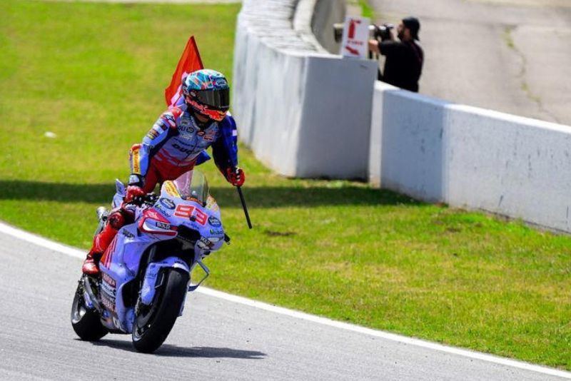 Marc Marquez, melakukan selebrasi usai meraih podium pada sprint MotoGP Catalunya 2024