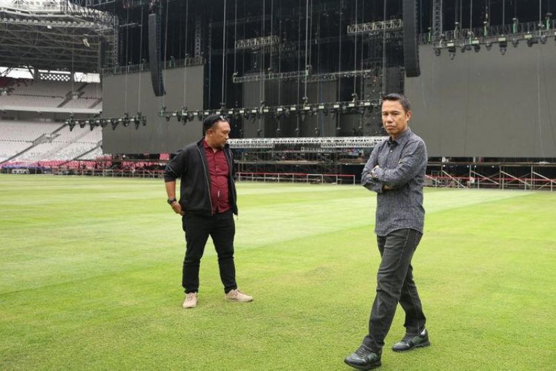 Sekretaris Jenderal PSSI mengecek kondisi rumput SUGBK