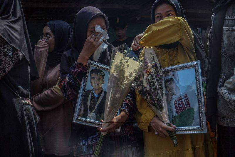 Tangis Pilu Keluarga dan Sahabat Siswa-Guru SMK Lingga Kencana yang Tewas Saat Perpisahan