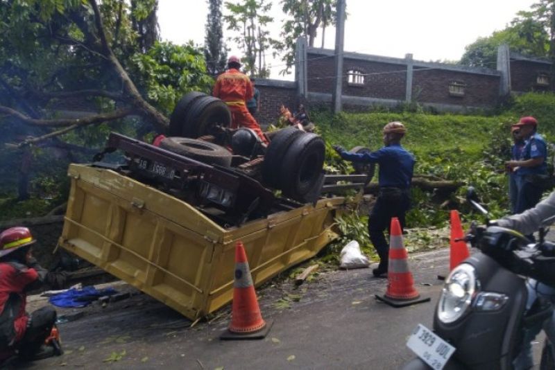 Truk Paving Block Tabrak Sejumlah Kendaraan di Cimahi