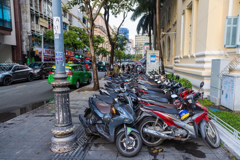 Di Vietnam: Motor Boleh Parkir di Trotoar