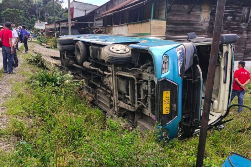 Bus Pariwisata Tabrak Pejalan Kaki