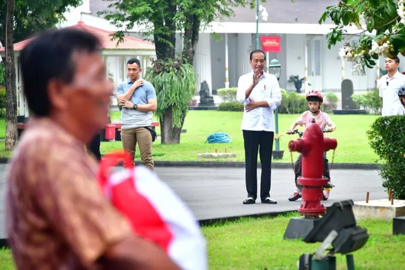 Tak Diundang Rakernas PDIP, Jokowi Bagi-Bagi Sembako di DIY Bersama Jan Ethes