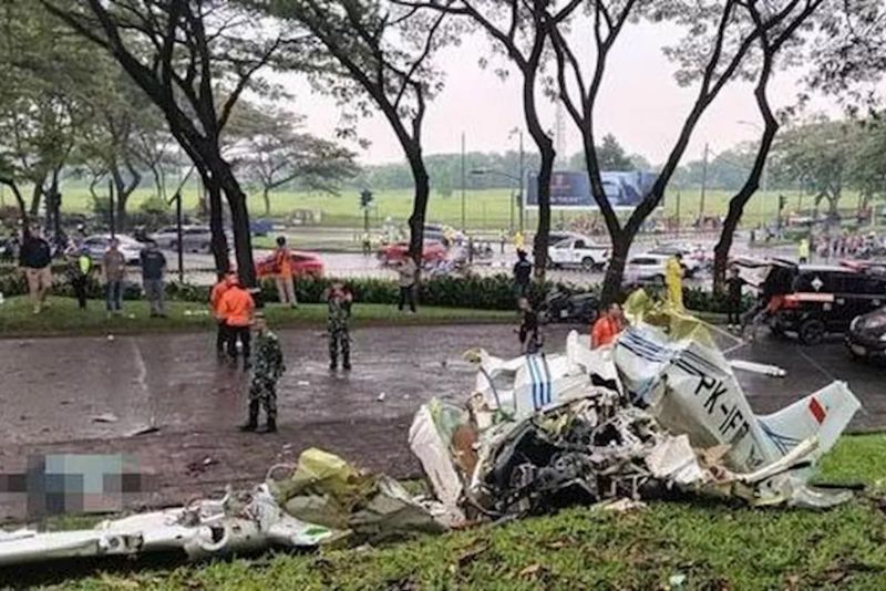 Pesawat Latih Jatuh di Lapangan Sunburst BSD City