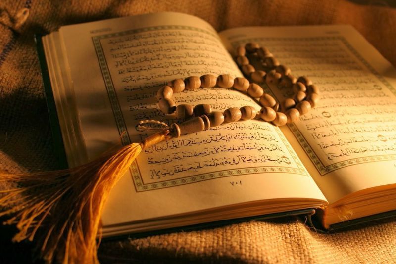 Keutamaan Membaca Al-Qur&#039;an Panduan dan Manfaatnya dengan lima tagar