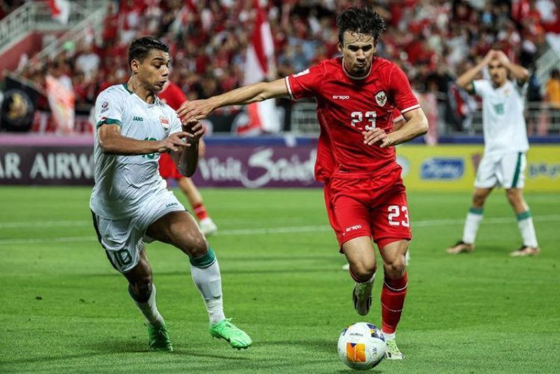 Aksi Nathan Tjoe-A-On (kanan) dalam partai timnas U-23 Indonesia melawan Irak pada duel perebutan tempat ketiga Piala Asia U-23 2024 di Doha