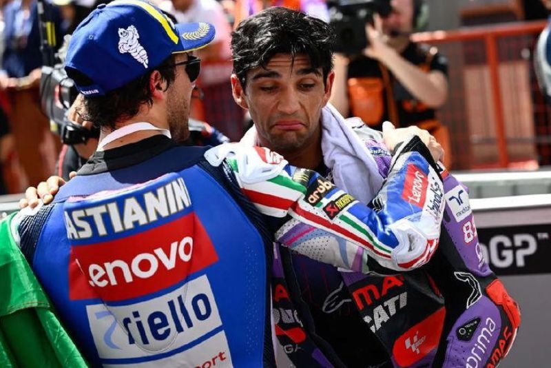 Pembalap Ducati Lenovo, Enea Bastianini dan Jorge Martin (Prima Pramac Racing) di parc ferme MotoGP Italia 2024