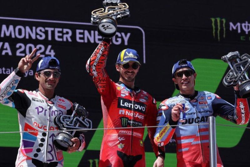 (Ki-ka) Jorge Martin, Francesco Bagnaia, dan Marc Marquez merayakan hasil mereka di atas podium setelah balapan MotoGP Catalunya di Sirkuit Catalunya, Montmelo, Spanyol, 26 Mei 2024.