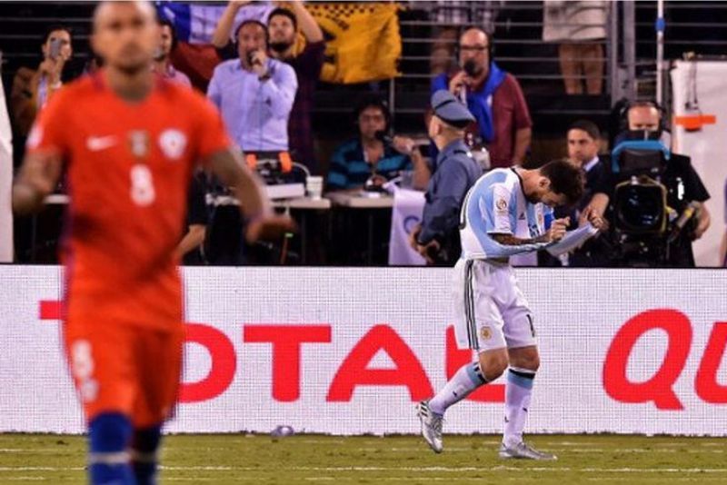 Lionel Messi bereaksi setelah gagal mengeksekusi penalti dalam laga Argentina vs Cile di final Copa America Centenario, 26 Juni 2016 di New Jersey.