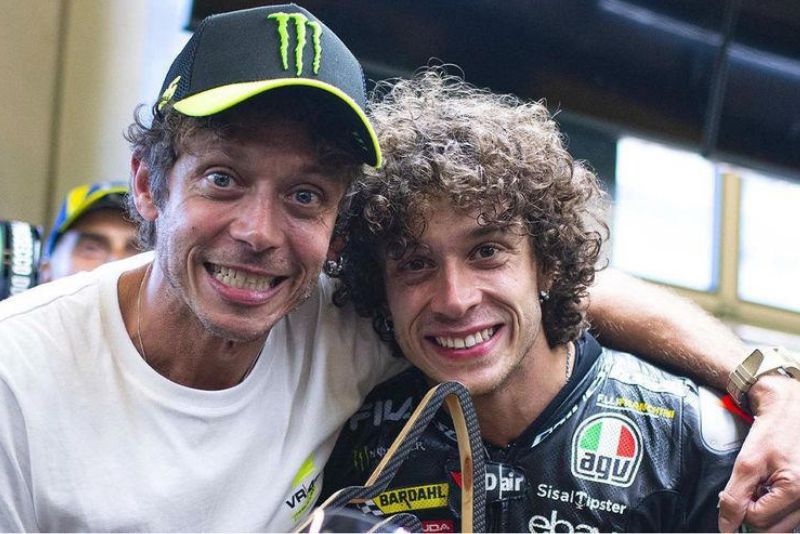 Valentino Rossi dan Marco Bezzecchi usai MotoGP Austria 2023