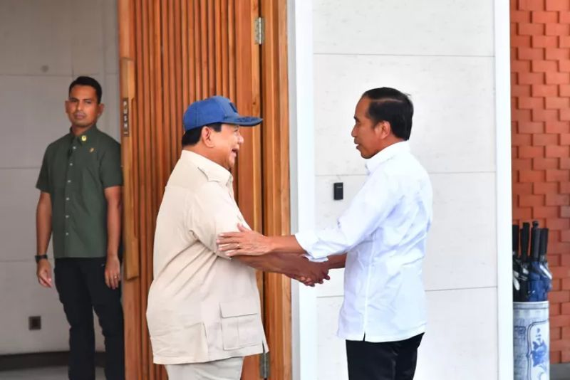 Prabowo Hampiri Jokowi di Halim, Ucapkan Selamat Ulang Tahun Secara Langsung