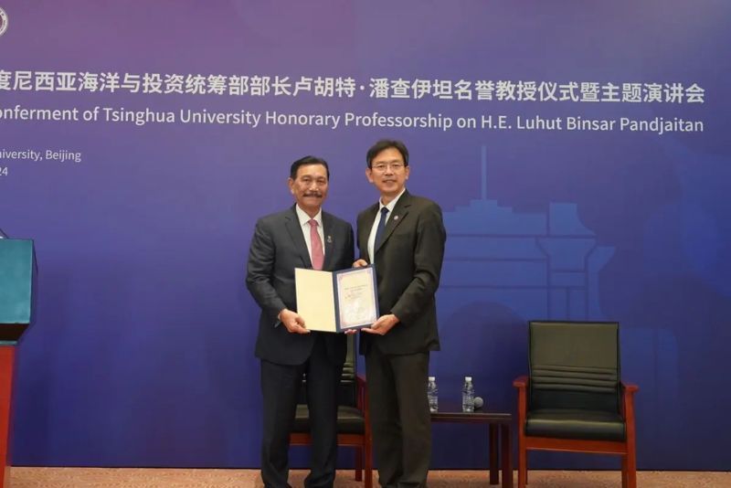 Luhut Dapat Gelar Profesor Kehormatan dari Tsinghua University