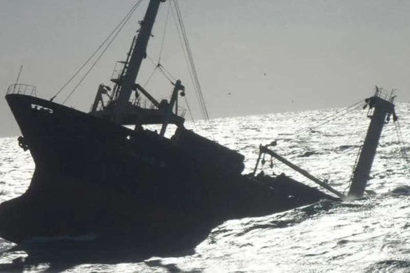 Diterjang Gelombang Tinggi, Kapal Pinisi Tenggelam di Perairan Pulau Padar