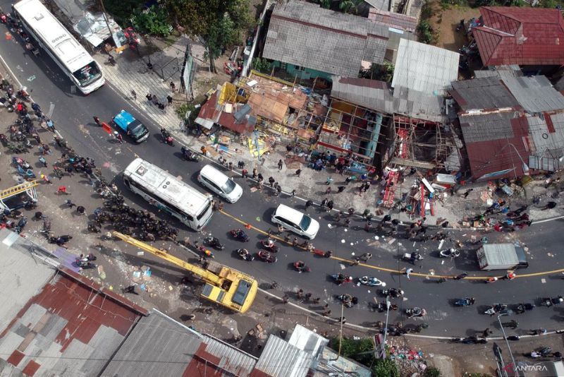 Lapak PKL di Puncak Dibongkar