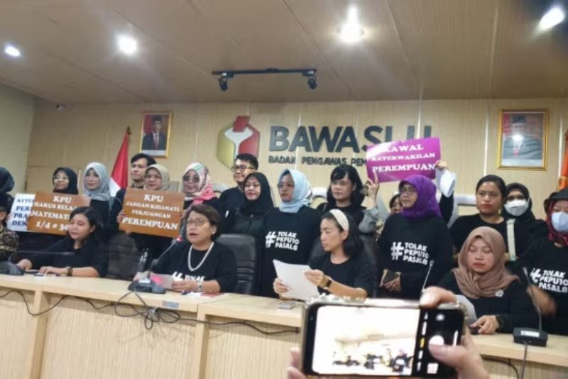 Sejumlah organisasi yang tergabung dalam Masyarakat Peduli Keterwakilan Perempuan (MPKP) mendesak KPU agar merevisi aturan tentang keterwakilan perempuan