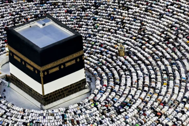 Jamaah haji bersujud di sekitar Ka'bah di Masjidil Haram, setelah melakukan "tawaf" pada hari terakhir ibadah haji, 16 Juni 2024.