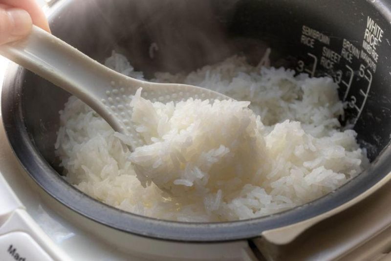 Tips masak nasi agar tidak lengket di panci rice cooker.