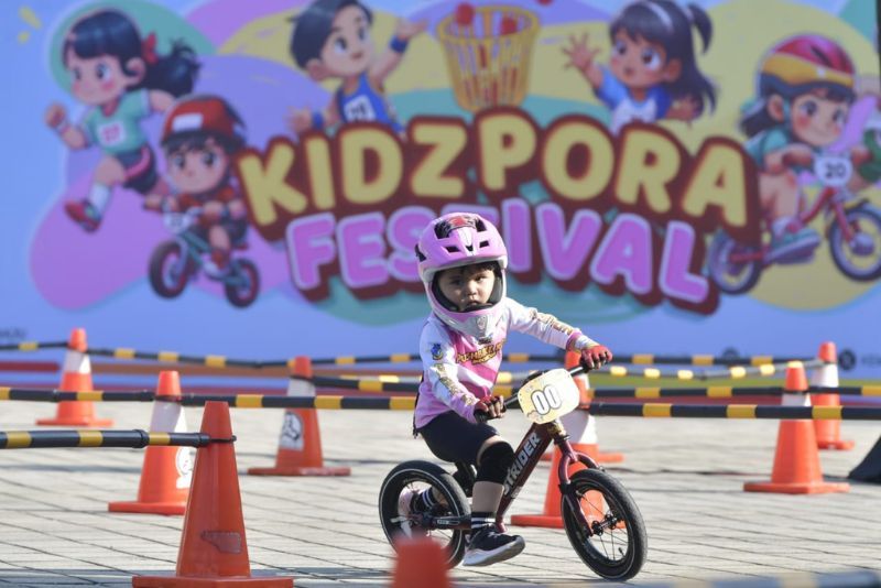 Menteri Pemuda dan Olahraga Republik Indonesia (Menpora RI) didampingi istri Niena Kirana Ario Bimo Nandito, menghadiri acara Kidzpora Festival di Halaman Kantor Kemenpora, Senayan, Jakarta, Minggu (2