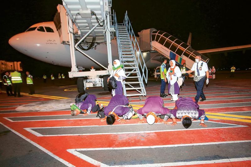 Sujud Syukur Jemaah Haji saat Tiba di Indonesia