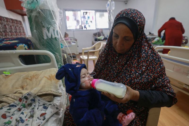 Tak Bisa Temukan Susu, Ibu di Gaza Terpaksa Beri Tepung ke Sang Buah Hati
