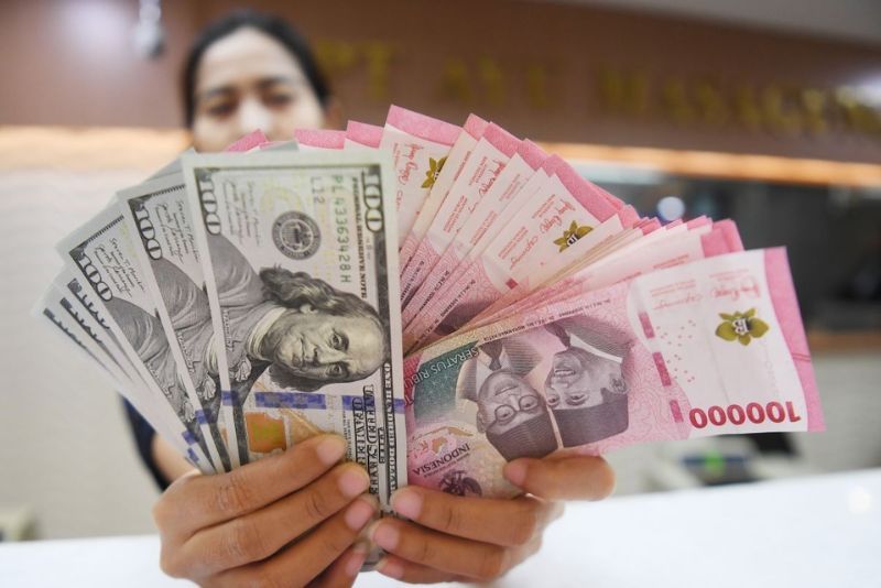 Rupiah Jatuh ke Rp16.301 per Dolar AS pada Akhir Pekan