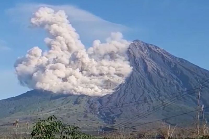 Gunung Semeru Erupsi dengan Letusan Setinggi 600 Meter