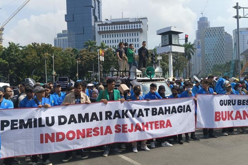 Bentrok Demo Jokowi di Patung Kuda, Polisi Pukul Mundur Mahasiswa