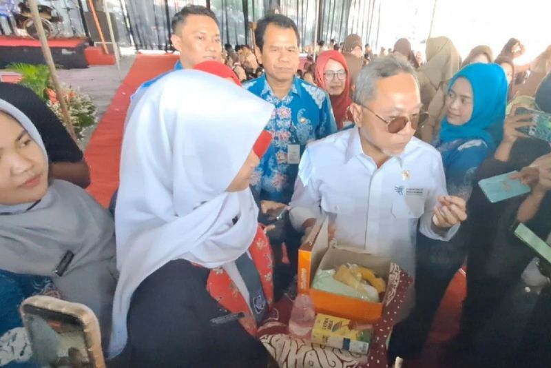 Zulhas Bagikan Makanan Bergizi Gratis Rp27.500 di Semarang, Ini Isinya