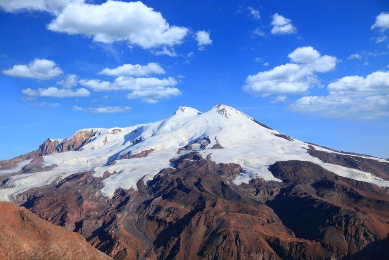 Penjelajahan Gunung Elbrus: Puncak Tertinggi di Eropa