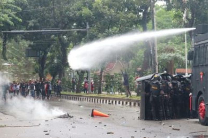 Polisi Tembakkan "Water Cannon" Setelah Massa BEM SI Membakar Ban dan Kawat Berduri