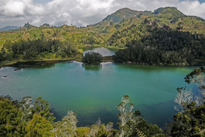 Menikmati Keindahan Telaga Warna di Puncak B29: Sebuah Petualangan Alam yang Memukau