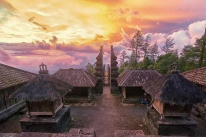 Eksplorasi Mistis Cetho Temple: Artefak Kuno, Perjalanan Spiritual, Arsitektur Pura