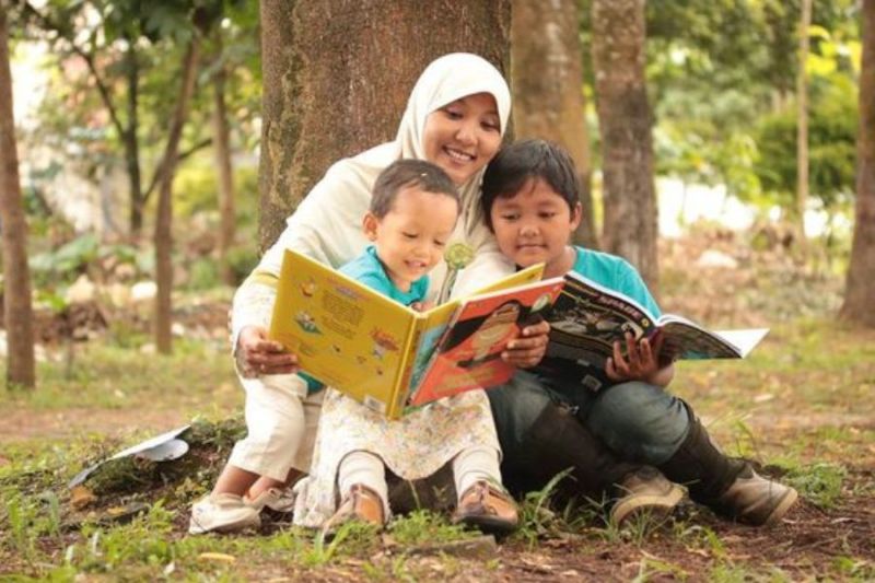 Mengenalkan buku pada anak