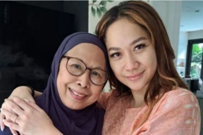 Pertemuan Haru BCL dengan Ibunda Ashraf Sinclair di Bandara Malaysia