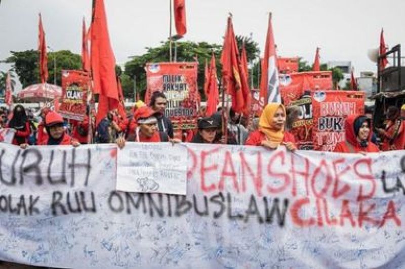 Ribuan Buruh Kembali Geruduk MK dan Istana Negara