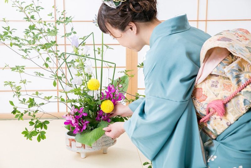 Ikebana: Seni Merangkai Bunga dengan Filosofi Mendalam