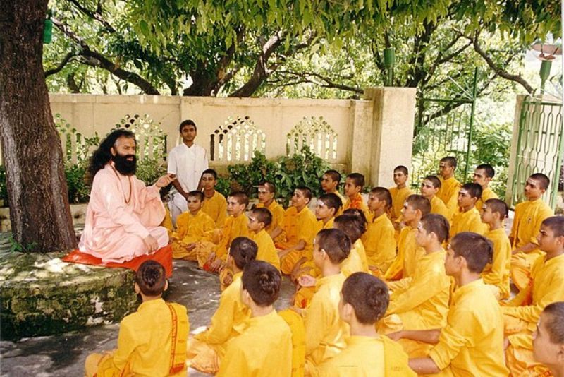 Peranan Guru dan Ashram dalam Pembelajaran Spiritual Hindu